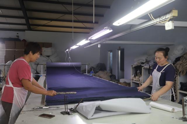 家门口就业 群众腰包鼓起来——服饰加工织就富民新图景